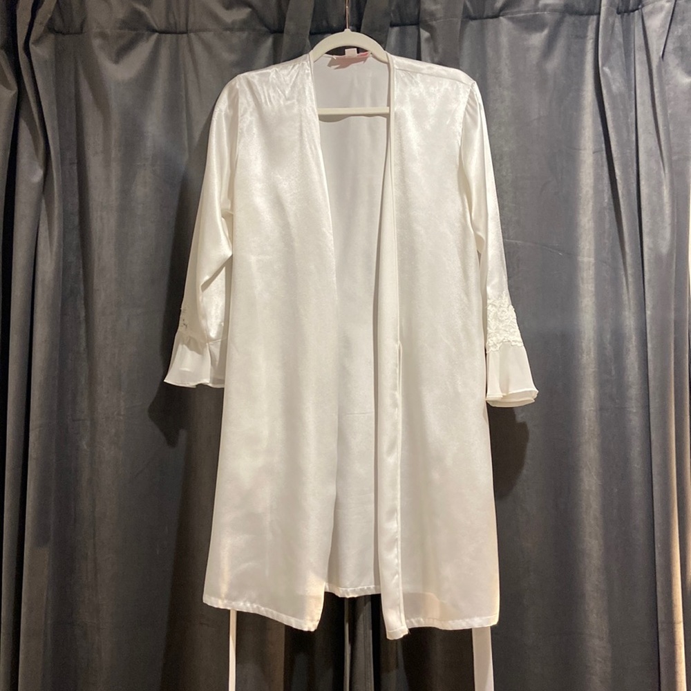 Oscar de la Renta white silk robe